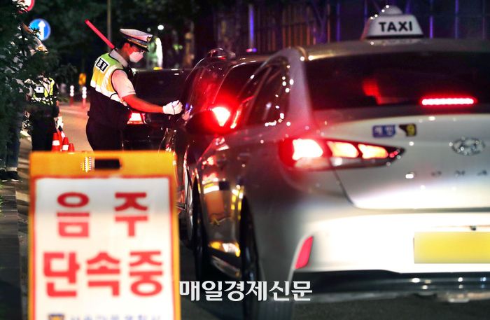 경찰이 차량 운전자들을 대상으로 음주 단속을 하고 있다. [사진 = 매경 DB]