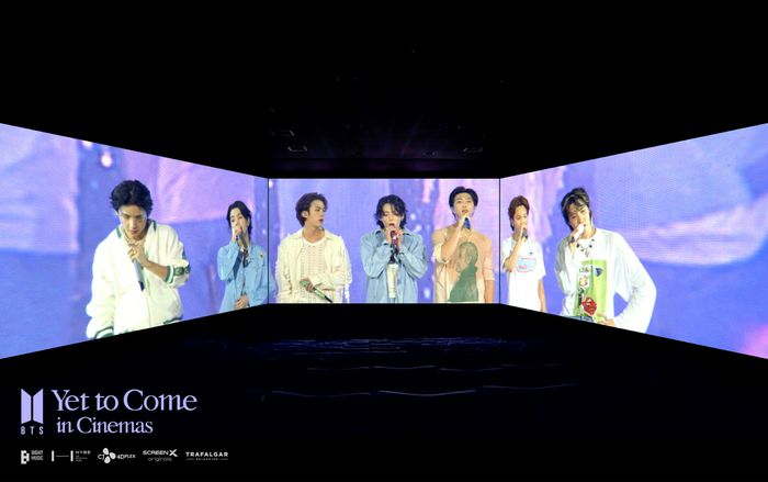 이달 1일 CGV에서 개봉한 방탄소년단(BTS) ‘옛 투 컴 인 시네마’.  지난해 10월 부산아시아드주경기장에서 열린 콘서트 실황을 시네마틱 전용 카메라 14대를 동원해 촬영했고, 스크린엑스 등 특별관에서 상영한다. <사진제공=하이브·씨제이포디플렉스>