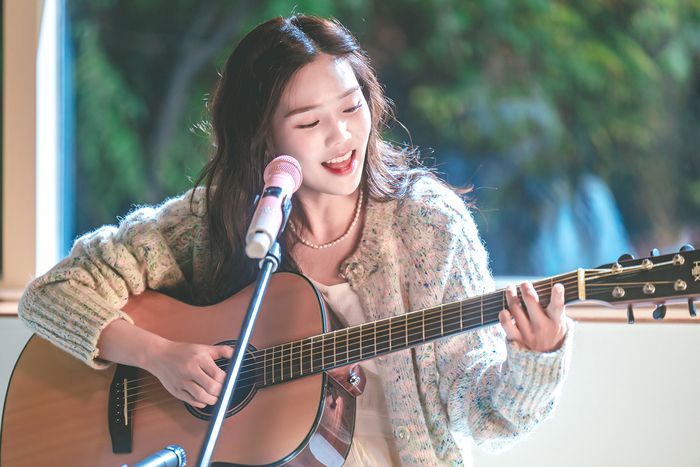 K팝 아티스트 4인의 진정성 있는 이야기를 담은 왓챠 오리지널 다큐멘터리 ‘다음 빈칸을 채우시오’에 출연한 오마이걸 효정. <사진제공=왓챠>