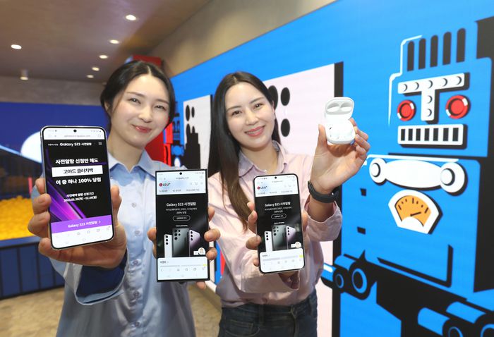 LG유플러스가 삼성전자 플래그십 스마트폰인 갤럭시 S23의 사전 예약가입을 오는 7일부터 13일까지 일주일간 실시한다. 사진은 일상비일상의틈에서 LG유플러스 모델이 갤럭시 S23을 소개하는 모습. [사진 제공 = LG유플러스]