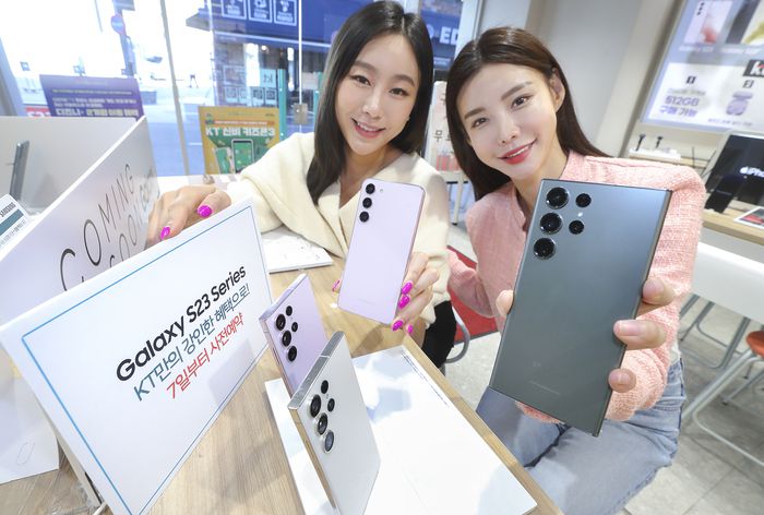 KT가 7일부터 13일까지 7일간 전국 KT 매장 및 공식 온라인몰 KT Shop에서 삼성전자 ‘갤럭시 S23 시리즈’ 사전예약을 진행한다고 6일 밝혔다. 사전예약 개통은 14일부터이며 공식 출시는 17일이다. [사진 제공 = KT]