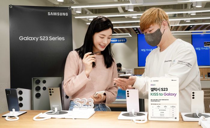 SKT는 2월 14일부터 개통이 진행되는 갤럭시 S23·S23+·S23 울트라의 구매고객에게 역대급 혜택을 제공하는 ‘KISS23’ 캠페인을 진행한다. 사진은 SKT 홍보모델이 SKT 공식인증대리점에서 갤럭시 S23과 예약 혜택을 소개하는 모습. [사진 제공 = SKT]