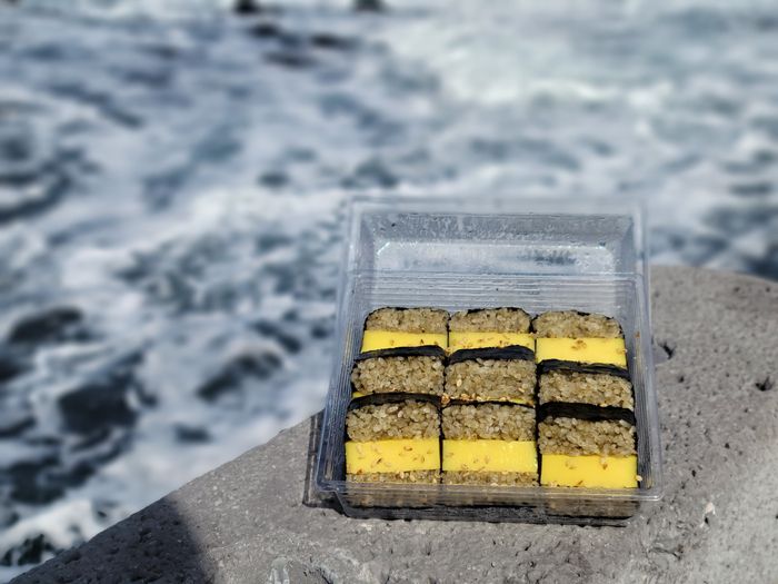 바다를 배경으로 찍는 것이 인기라는 제주 김만복 전복 김밥 인증 사진 / 사진 = 정윤지 여행+ 기자