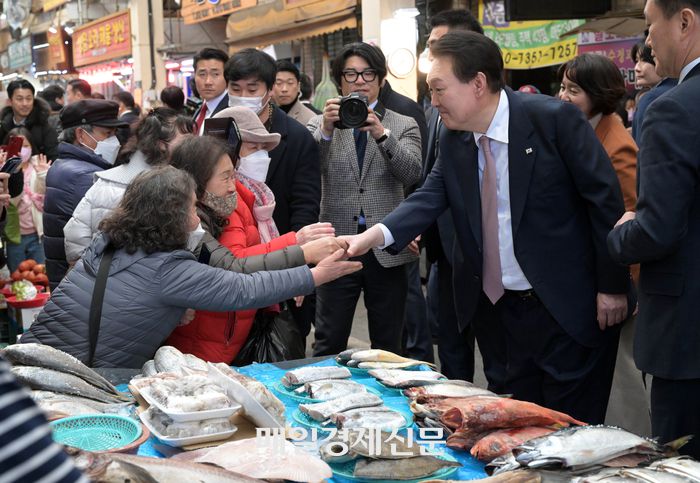 윤석열 대통령이 14일 충북 청주시 육거리종합시장을 방문해 시민들과 인사를 나누고 있다. 2023. 02. 14.  대통령실사진기자단 이승환기자