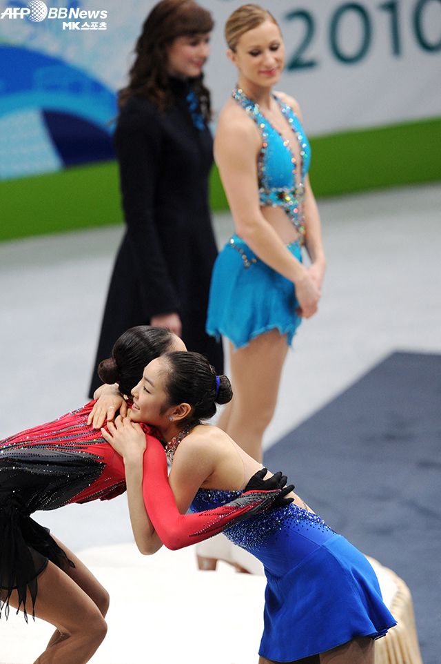 김연아가 2010 밴쿠버올림픽 금메달 획득 후 은메달리스트 아사다 마오(왼쪽)와 포옹하고 있다. 위는 동메달리스트 조아니 로셰트. 사진=AFPBBNews=News1