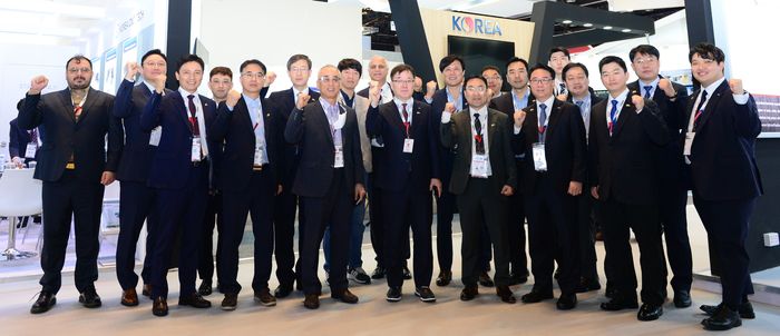 IDEX에 참가한 국내 방산 중소기업 대표들이 행사장에 모여 화이팅을 외치고 있다. [사진제공=한국방위산업진흥회]