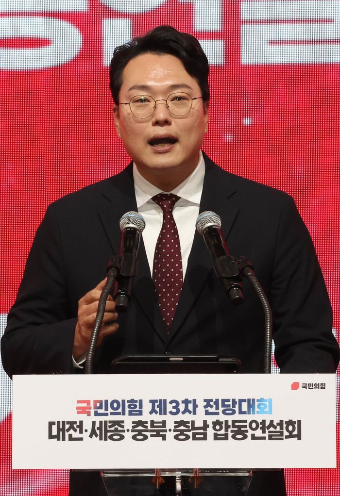 국민의힘 천하람 당대표 후보가 21일 대전시 동구 대전대학교맥센터에서 열린 ‘힘내라! 대한민국 - 국민의힘 제3차 전당대회 대전·세종·충북·충남 합동연설회’에서 정견발표를 하고 있다. [사진 = 연합뉴스]