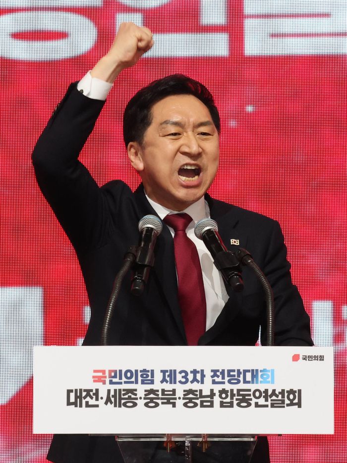 국민의힘 김기현 당대표 후보가 21일 대전시 동구 대전대학교맥센터에서 열린 ‘힘내라! 대한민국 - 국민의힘 제3차 전당대회 대전·세종·충북·충남 합동연설회’에서 정견발표를 하고 있다. [사진 = 연합뉴스]