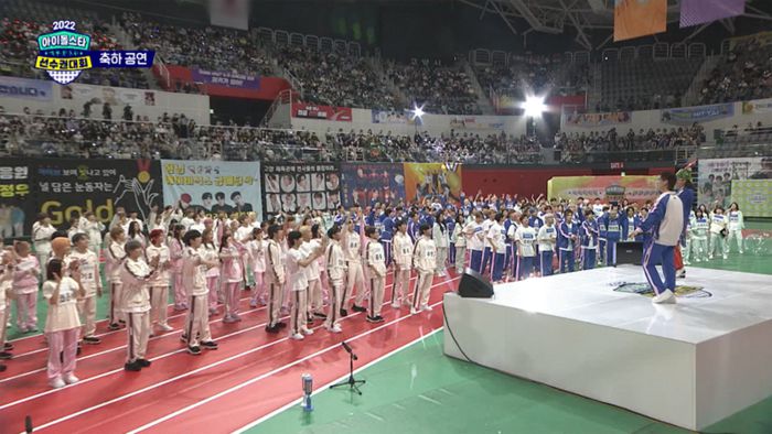 아이돌스타 선수권대회(아육대)에 출연한 연예인들이 ‘널디’의 운동복을 입고 있는 모습. <사진 제공=에이피알>