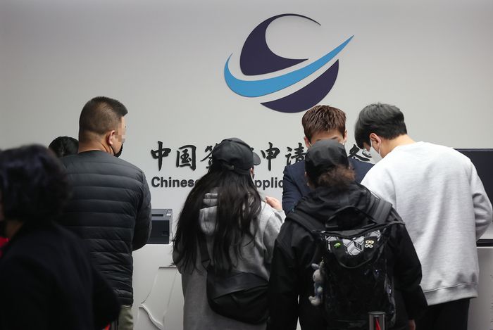 중국이 코로나19 확산 기간 중단했던 외국인에 대한 관광 비자 발급을 전면 재개한다고 발표한 14일 서울 시내의 한 중국비자서비스센터를 찾은 시민들이 순서를 기다리고 있다.
2023.3.14 [사진 = 연합뉴스]
