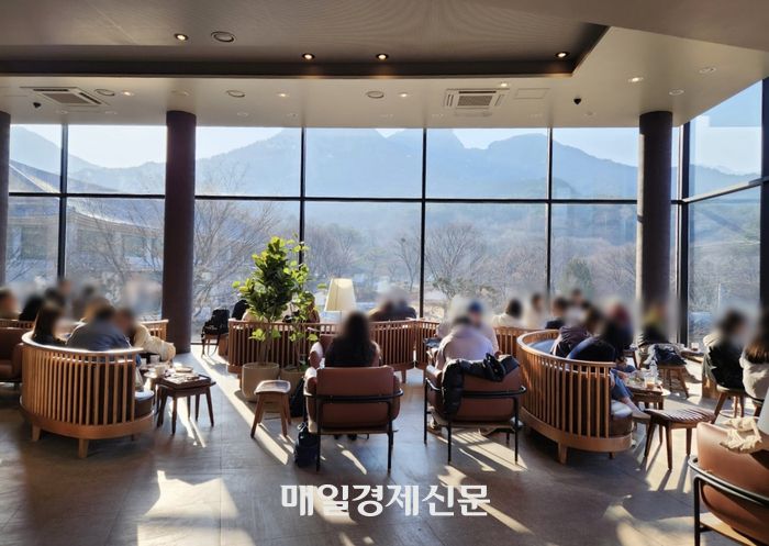 지난 19일 오전 8시께 서울 은평구 스타벅스 더북한산점 모습. [최아영 기자]