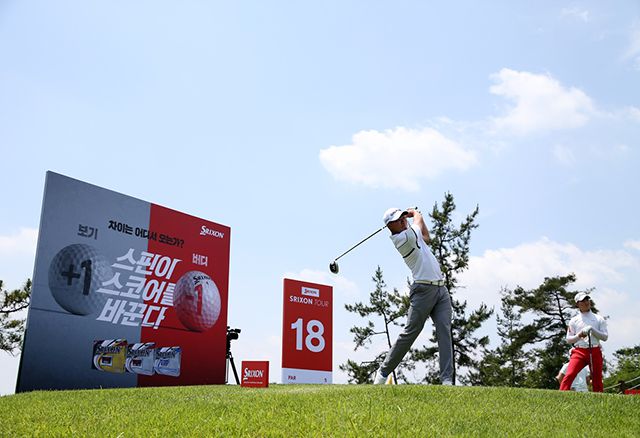 2020 KPGA 스릭슨투어에서 우승컵을 들어 올린 김성현. 사진=한국프로골프협회 제공