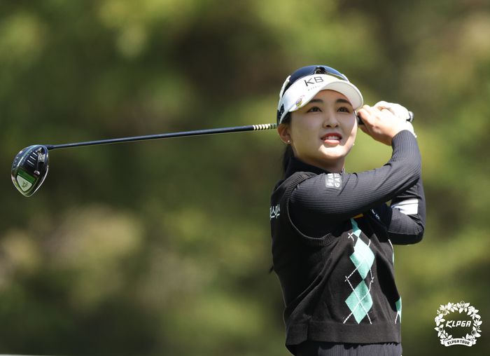 이예원이 9일 티샷한 뒤 공을 바라보고 있다. [사진 제공=KLPGA]
