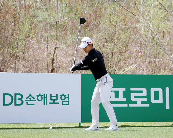 왼팔이 지면과 수평을 이룬 뒤 1~2초 정도 멈춘 뒤 스윙을 재개하는 김근우. [사진 제공=KPGA]