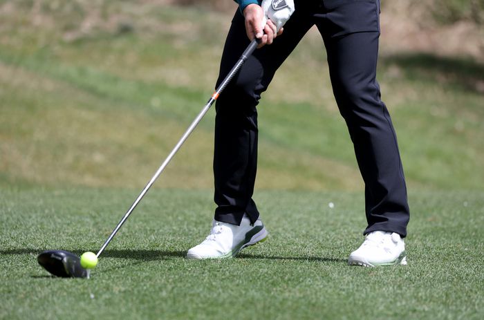 오른발 뒤꿈치를 뗀 상태에서 스윙을 시작하는 김상현. [사진 제공=KPGA]