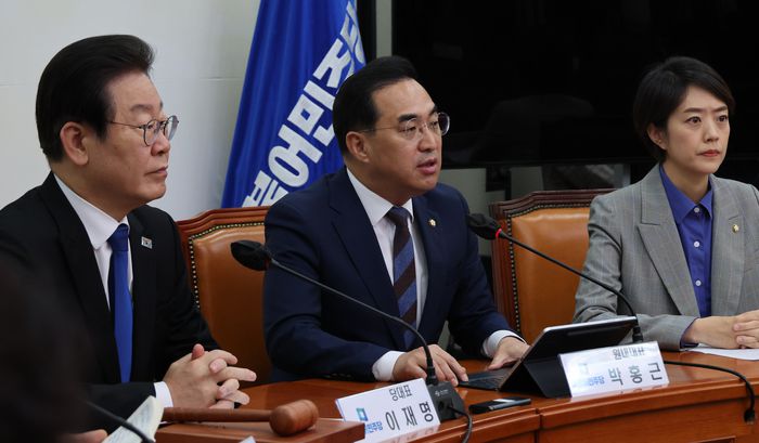 박홍근 민주당 원내대표가 19일 국회에서 열린 당 최고위원회의에서 발언하고 있다.  [연합뉴스]