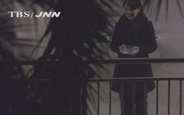 김정은 북한 국무위원장이 북미 정상회담을 위해 베트남 하노이에 도착하기 몇 시간 전 지난 2019년 2월 26일 새벽 중국 남부 난닝역에서 휴식을 취하며 담배를 피우자 여동생인 김여정 노동당 선전선동부 제1부부장이 재떨이를 들고 서 있다. [사진출처 = 연합뉴스]