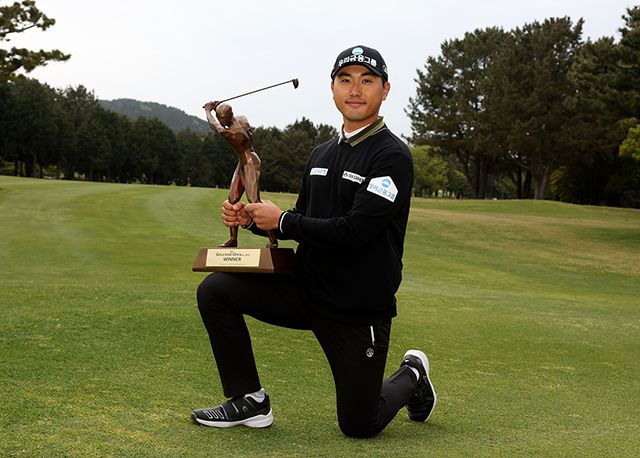 항저우아시안게임 국가대표 조우영이 아마추어 선수로 참가한 2023 KPGA 코리안투어 ‘골프존 오픈 in 제주’ 우승 후 기념 촬영을 하고 있다. 사진=한국프로골프협회 제공