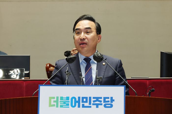 임기 종료를 하루 앞둔 더불어민주당 박홍근 원내대표가 27일 오후 국회에서 열린 의원총회에서 마지막 발언하고 있다.  [연합뉴스]