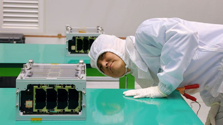 한국천문연구원 연구원들이 도요샛 위성을 점검하고 있다.  한국항공우주연구원