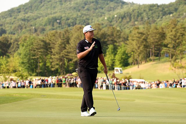 임성재가 2023 KPGA 코리안투어 우리금융 챔피언십 우승 후 응원에 감사해하고 있다. 사진=한국프로골프협회 제공