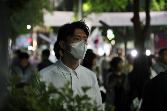 17일 오후 광주 동구 금남로에서 열린 5·18 민주화운동 43주년 전야제에서 전직 대통령 전두환씨의 손자 전우원씨가 행사를 보고 있다. [사진 출처=연합뉴스]