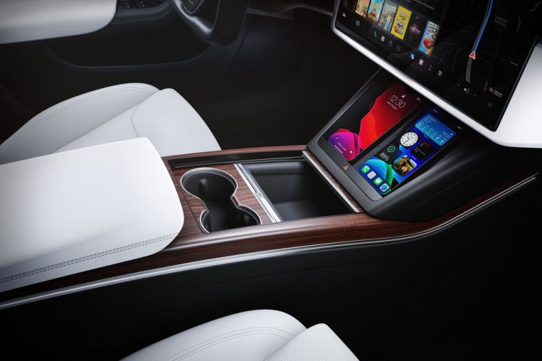 테슬라 모델S 내부 모습. 변속 기어, 경적기도 없다.