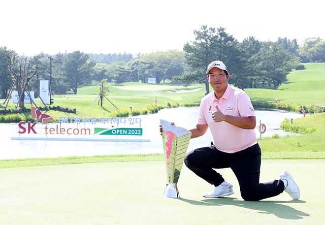 백석현이 2023 KPGA 코리안투어 ‘제26회 SK텔레콤 오픈’ 우승 후 기념 촬영을 하고 있다. 사진=한국프로골프협회 제공