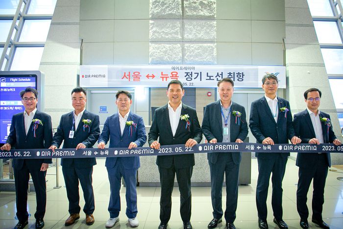에어프레미아 인천~뉴욕 노선 신규 취항식에 참석한 내빈. 사진 왼쪽부터 박광은 에어프레미아 전략본부 전무, 강신철 에어프레미아 화물사업본부 부사장, 김정규 타이어뱅크 회장, 이종철 JC파트너스 대표, 유명섭 에어프레미아 대표, 조종호 인천국제공항 처장, 박영철 에어프레미아 경영본부 부사장 / 사진 = 에어프레미아