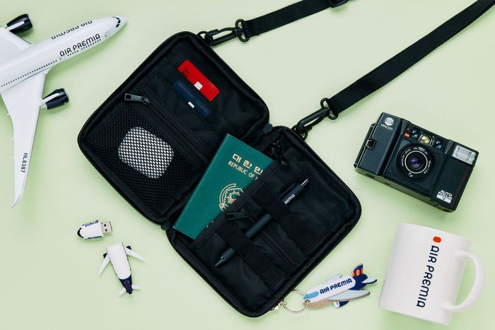로우로우 친환경 소재 패스포트백 / 사진 = 에어프레미아