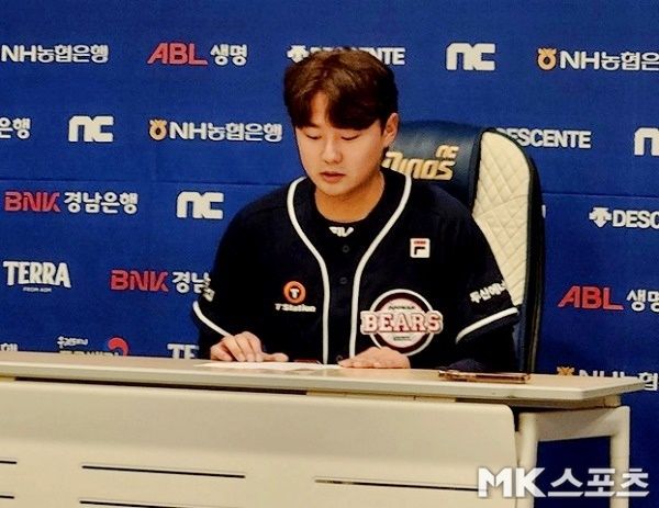 정철원이 6월 1일 창원구장에서 WBC 심야음주 논란 관련 사과문을 읽고 있다. 사진(창원)=이한주 기자