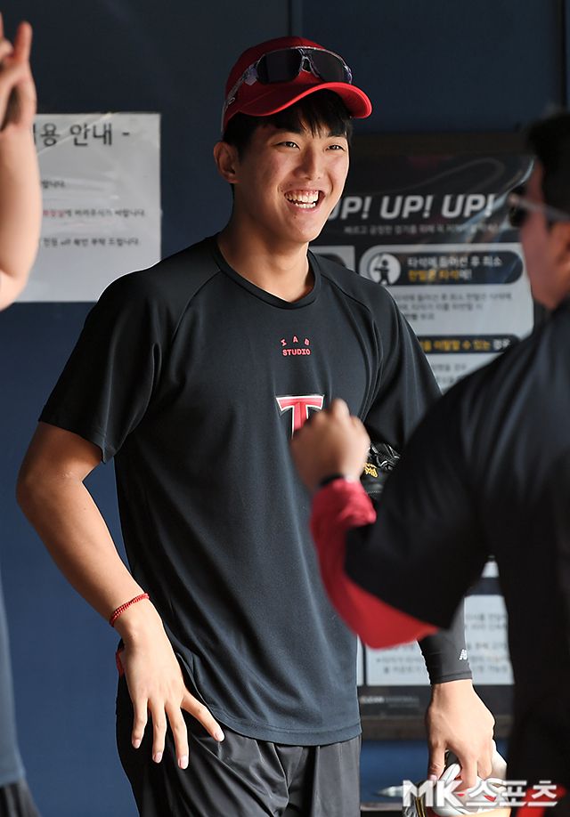 아시안게임 발탁 소식 뒤 6월 9일 잠실구장을 찾은 이의리가 미소 짓고 있다. 사진(잠실)=천정환 기자