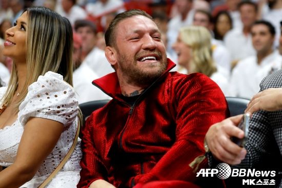 2022-23 NBA 파이널 4차전이 열린 마이애미 카세야 센터. 이날 경기를 관전한 전 UFC 페더급·라이트급 챔피언 코너 맥그리거는 마이애미 히트의 마스코트 ‘버니’에게 강력한 펀치 2번으로 그를 쓰러뜨렸다. 사진=AFPBBNews=News1