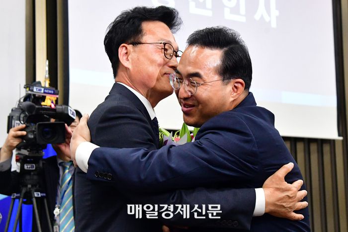 28일 서울 여의도 국회에서 열린 제21대 국회 더불어민주당 ‘제4기 원내대표 선출을 위한 의원총회’에서 선출된 박광온 신임 원내대표가 박홍근 전 원내대표와 포옹을 하고 있다. 2023.4.28 [한주형기자]