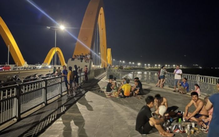 정전이 되자 사람들이 밖에 나와 모여 앉아 있다. [사진 출처 = 아세안데일리뉴스]