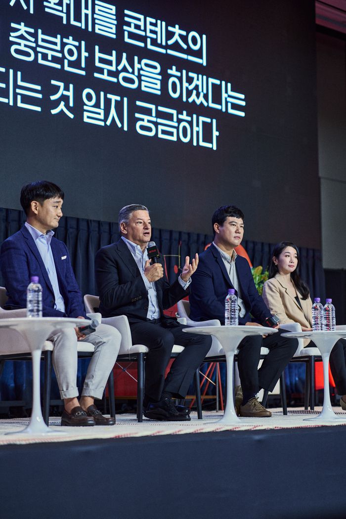 테드 서랜도스 넷플릭스 최고경영자(CEO)와 넷플릭스 관계자들이 22일 서울 광화문 기자 간담회에서 취재진 질문에 답하고 있다. 왼쪽부터 넷플릭스의 강동한 한국 콘텐츠 총괄, 서랜도스 CEO, 이규성 한국·동남아·대만 프로덕션 총괄 시니어 디렉터, 고현주 한국 PR 총괄. 사진제공=넷플릭스.