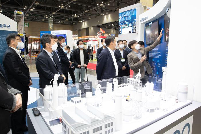 지난해 9월 경기도 고양시 킨텍스서 열린 제4회 건설안전박람회에서 진행된 도슨트투어에 참가한 관계자들 모습. [킨텍스]