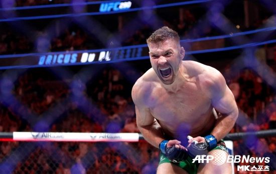 아데산야와 뒤 플레시스는 오는 9월 호주 시드니에서 열리는 UFC 293에서 맞붙을 가능성이 크다. 사진(라스베거스 미국)=AFPBBNews=News1