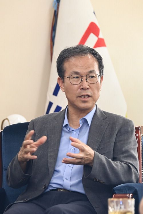 방승찬 한국전자통신연구원(ETRI) 원장이 대전광역시 본사에서 지난 10일 매일경제와 인터뷰를 하고 있다. ETRI
