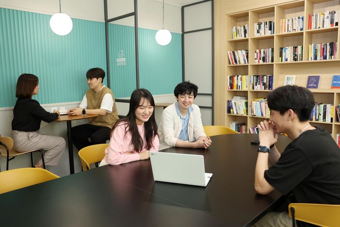 휴넷 본사에서 일하고 있는 직원들의 모습.[사진 = 휴넷]