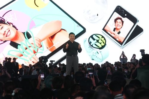 26일 오후 서울 코엑스에서 열린 삼성전자 ‘갤럭시 언팩 2023’ 행사에서 삼성전자 MX사업부장 노태문 사장이 발표하고 있다. [사진출처=연합뉴스]