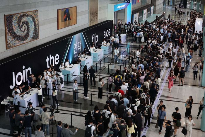 삼성전자가 26일 오후 8시 서울 코엑스에서 ‘갤럭시 언팩 2023’을 열었다. Z폴드5·플립5를 보기 위해 전 세계 주요 미디어와 파트너 2000명이 몰려 인산인해를 이뤘다. [한주형 기자]