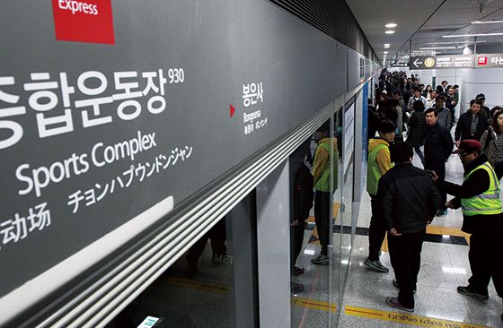 아선수촌아파트는 서울지하철 2·9호선 환승역인 종합운동장역이 도보 5분 거리에 위치해 있다.