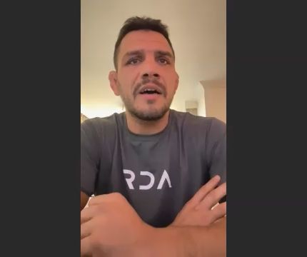 하파에우 두스안주스가 MK스포츠와 UFC on ESPN 51 메인이벤트 사전 화상 인터뷰 질문에 대답하고 있다. 티셔츠에 적힌 RDA는 Rafael dos Anjos의 약자다.