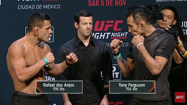 하파에우 두스안주스(왼쪽)가 멕시코 시티 아레나 UFC 파이트 나이트 98 메인이벤트 계체 행사에서 토니 퍼거슨과 마주 보고 있다. 사진=Zuffa