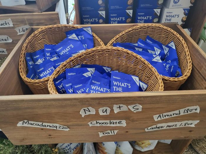 자체 공장에서 제조해 판매하는 비건 식품/사진=강찬미 여행+기자