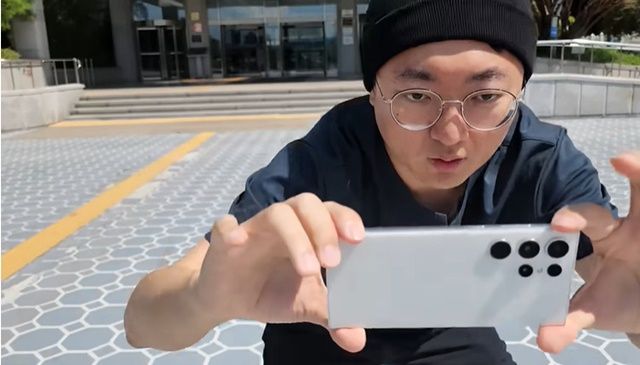 김선태 주무관이 갤럭시폰을 들고 뉴진스 ‘ETA’ 뮤직비디오 영상을 찍고 있다. 사진|유튜브 충주시 캡처