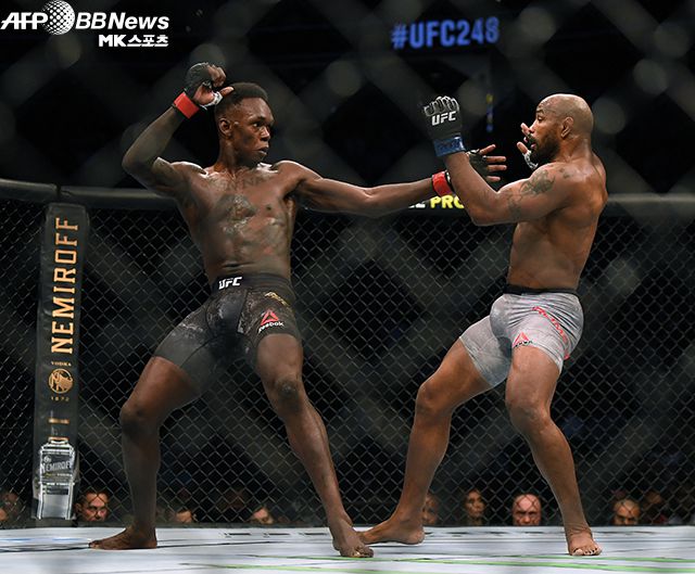 이스라엘 아데산야(왼쪽)가 요엘 로메로와 UFC 미들급 타이틀 1차 방어전을 치르고 있다. 사진=AFPBBNews=News1