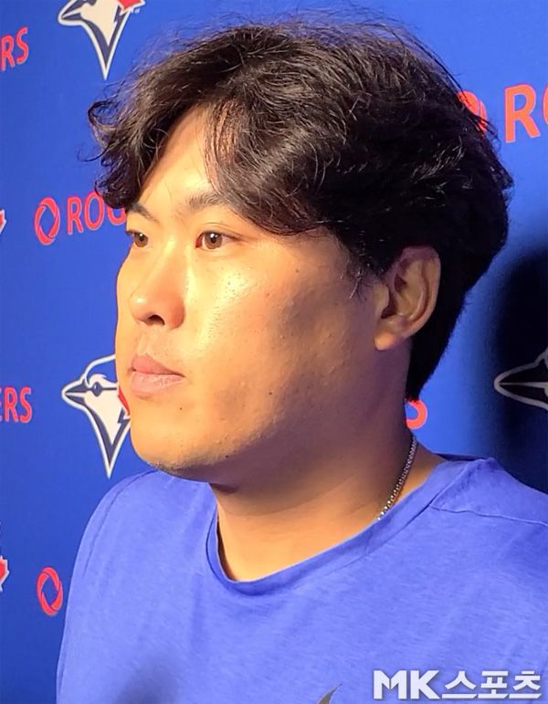 류현진이 인터뷰를 갖고 있다. 사진(캐나다 토론토)= 김재호 특파원