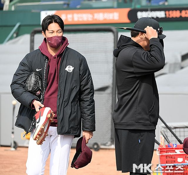 지난해 3월 한화 이글스와 연습경기를 앞두고 키움의 안우진이 류현진을 바라보고 있다. 당시 류현진은 메이저리그 직장폐쇄로 한화 선수단과 함께 훈련중이었다. 사진= MK스포츠 DB